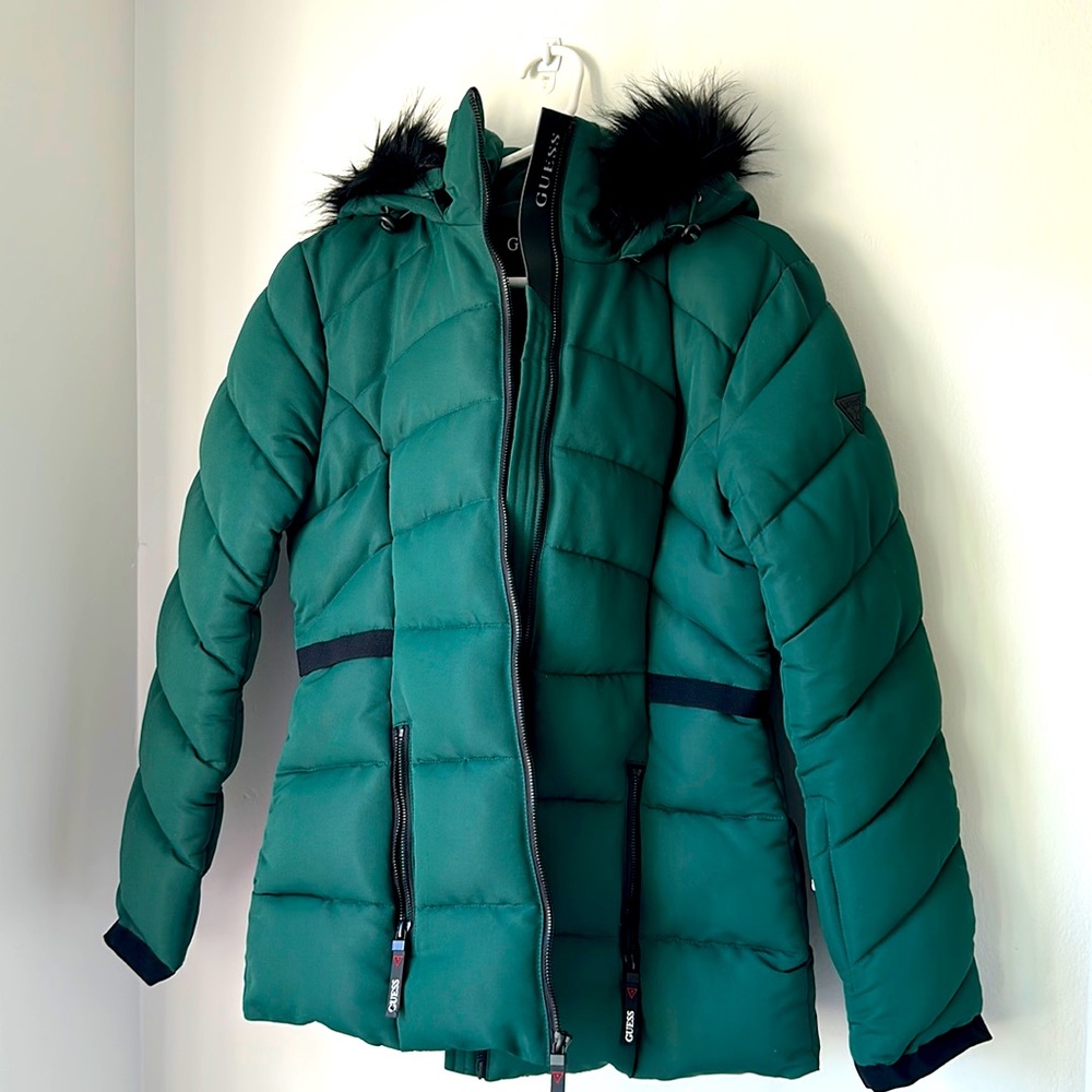 Guess jacket, new but not tag , green color , size small.